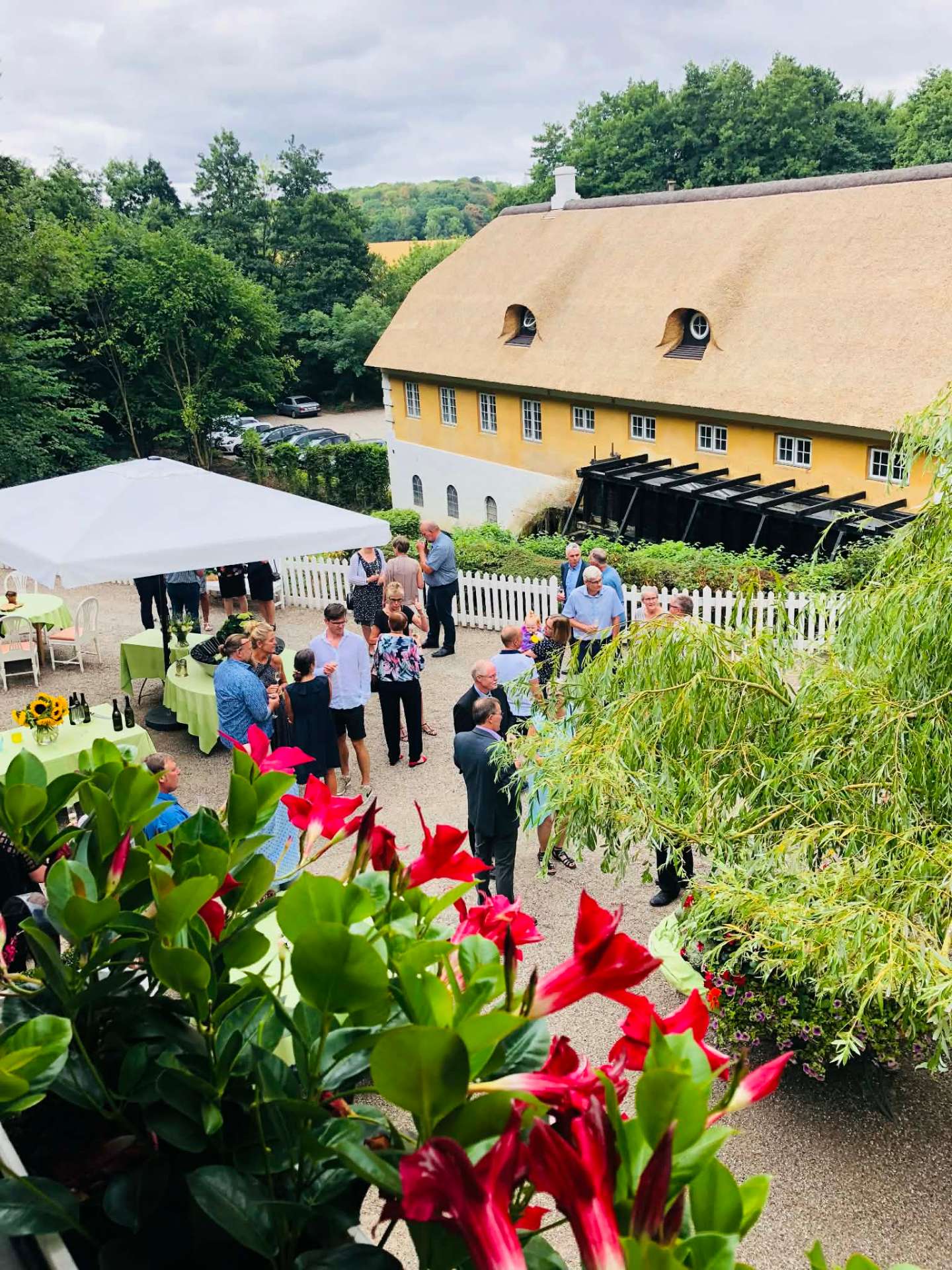 Selskab i haven foran kroen